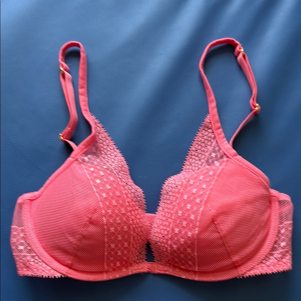 NWOT VS Coral Plunge Lace Bra